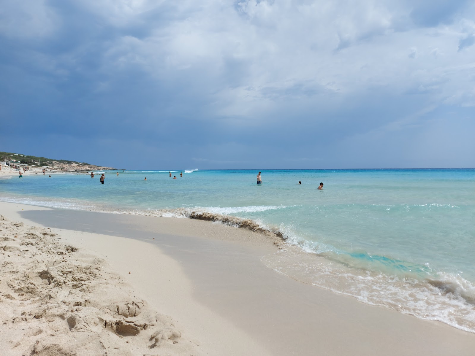 Foto von Platja Es Arenals mit geräumiger strand