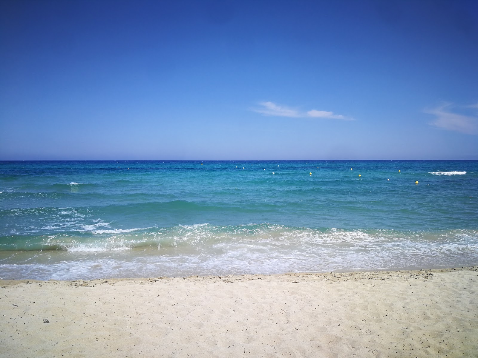 Fotografie cu Salins beach cu o linie de coastă spațioasă