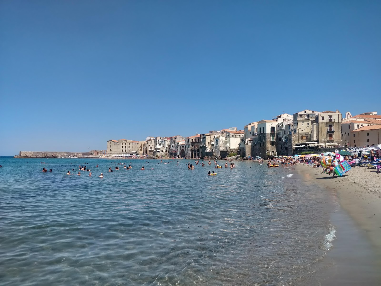 Foto von Cefalu Strand mit sehr sauber Sauberkeitsgrad
