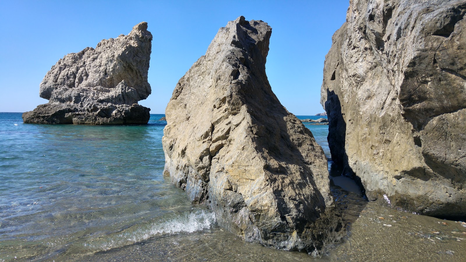 Vasilis Rock beach的照片 背靠悬崖
