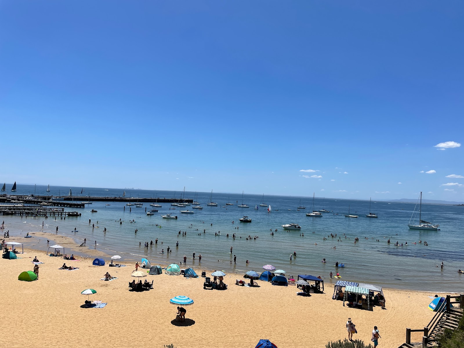 Mothers Beach的照片 带有碧绿色纯水表面