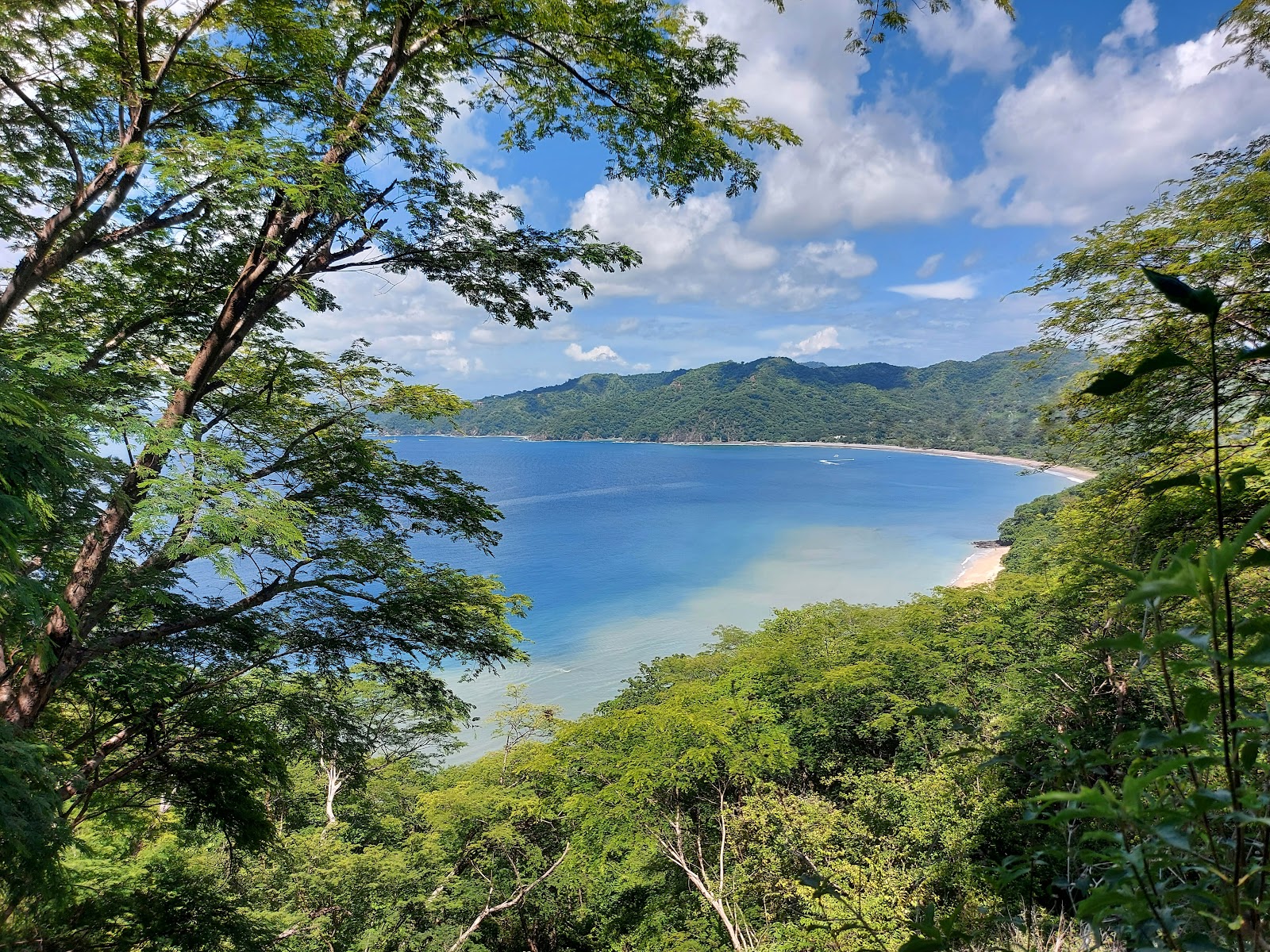 Foto di Tapustxunya Beach con una costa spaziosa