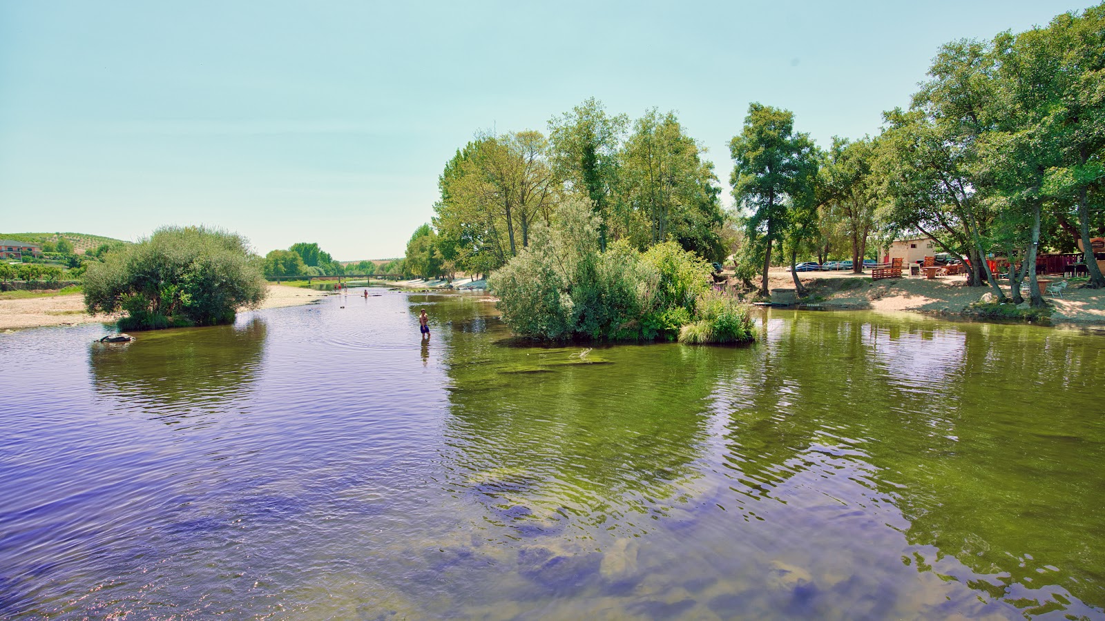 Praia Fluvial de Miradeses'in fotoğrafı çok temiz temizlik seviyesi ile