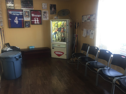 Barber Shop «A Lil Off the Top Barber Shop», reviews and photos, 216 N Lowry St, Smyrna, TN 37167, USA