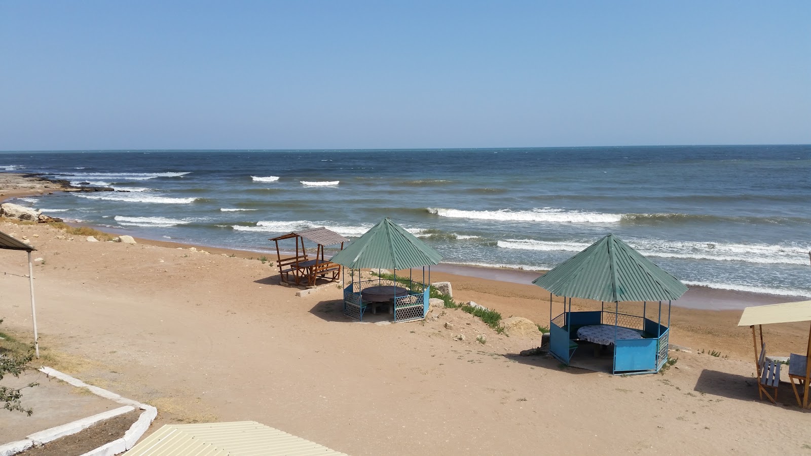 Khazar Beach的照片 带有碧绿色纯水表面