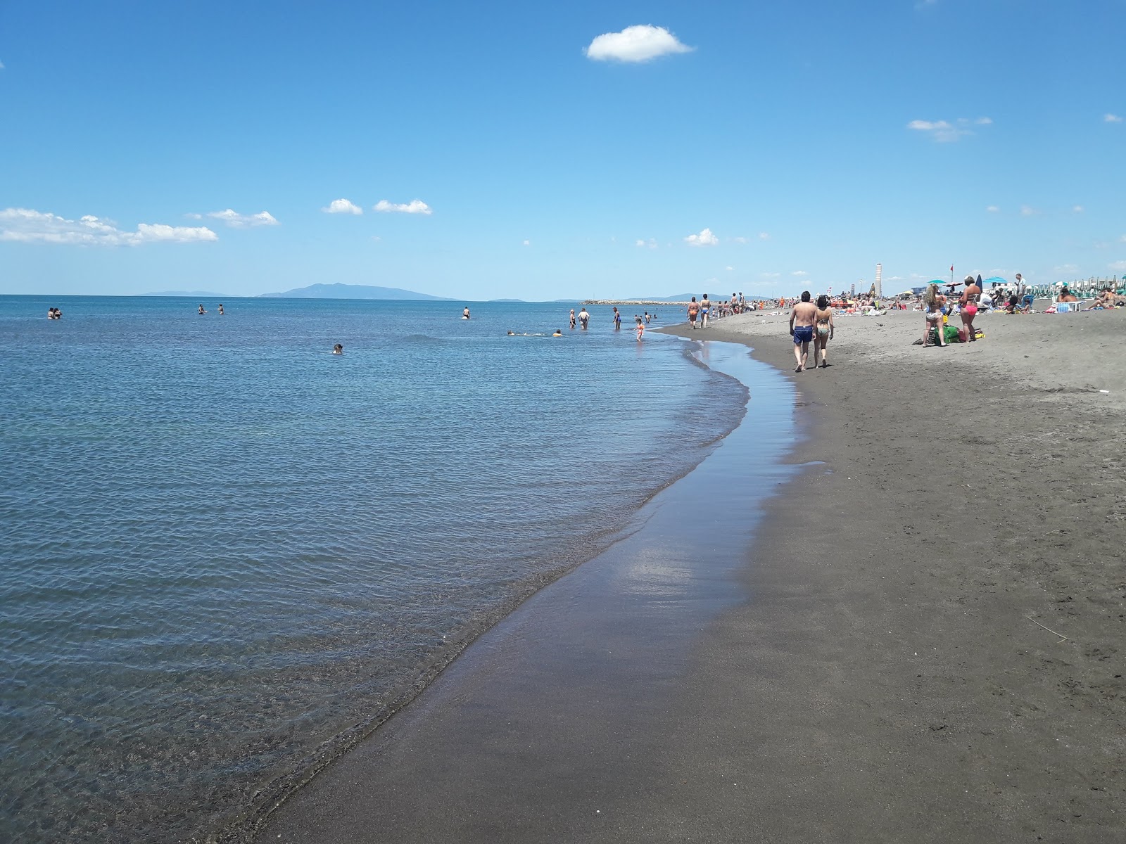 Foto di Spiaggia di Montalto Marina con una superficie del sabbia nera