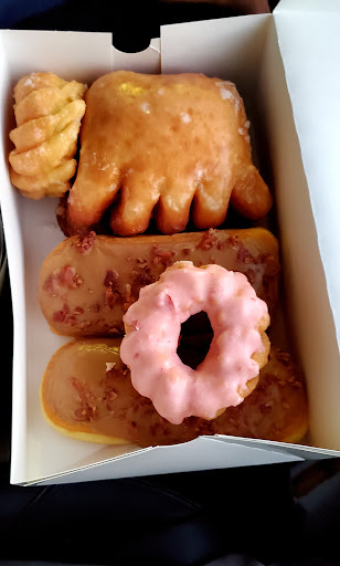 Donut Shop «Lucky Donuts», reviews and photos, 140 SW 152nd St, Seattle, WA 98166, USA