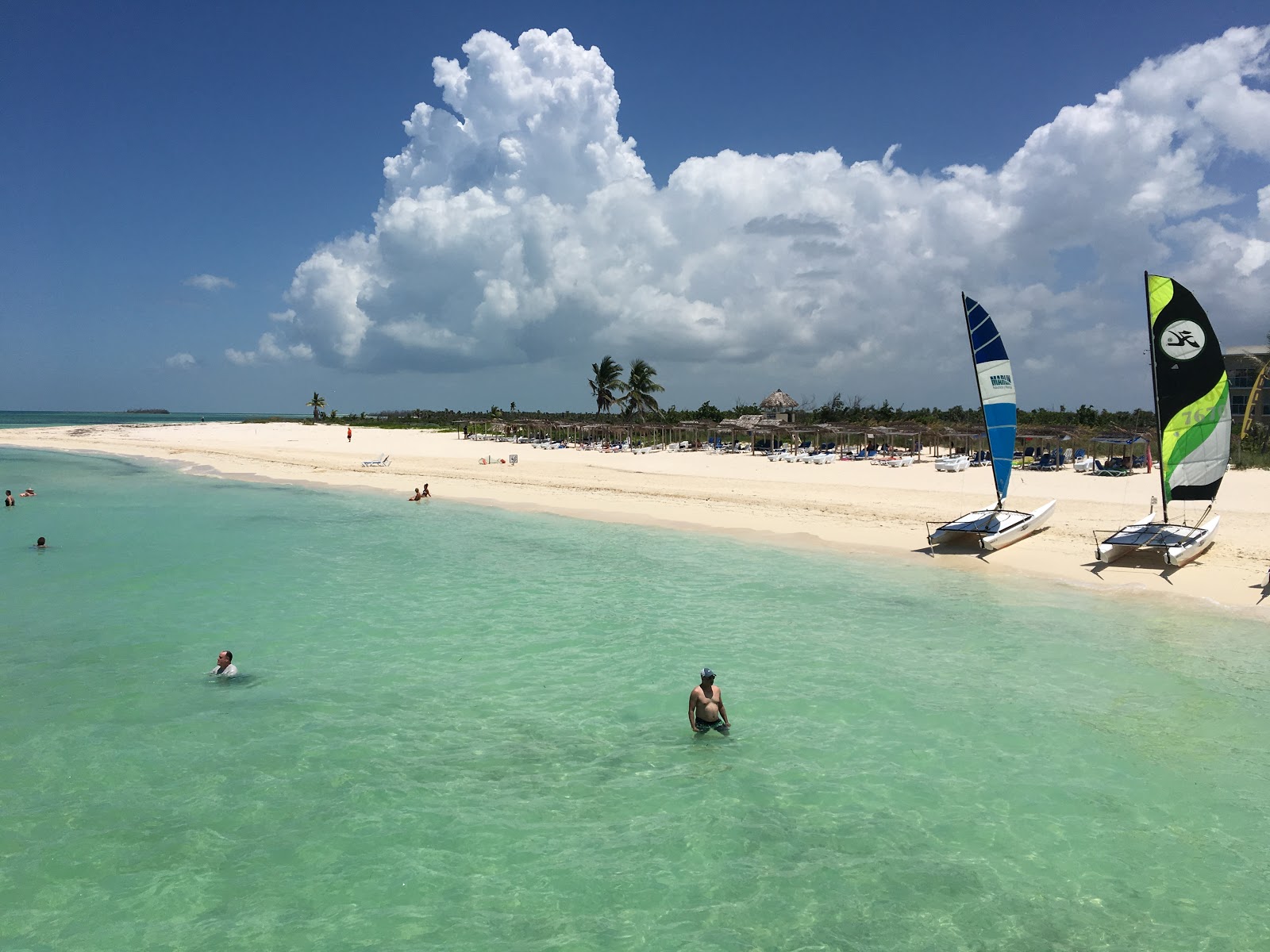 Foto von Cayo Coco II mit feiner beiger sand Oberfläche