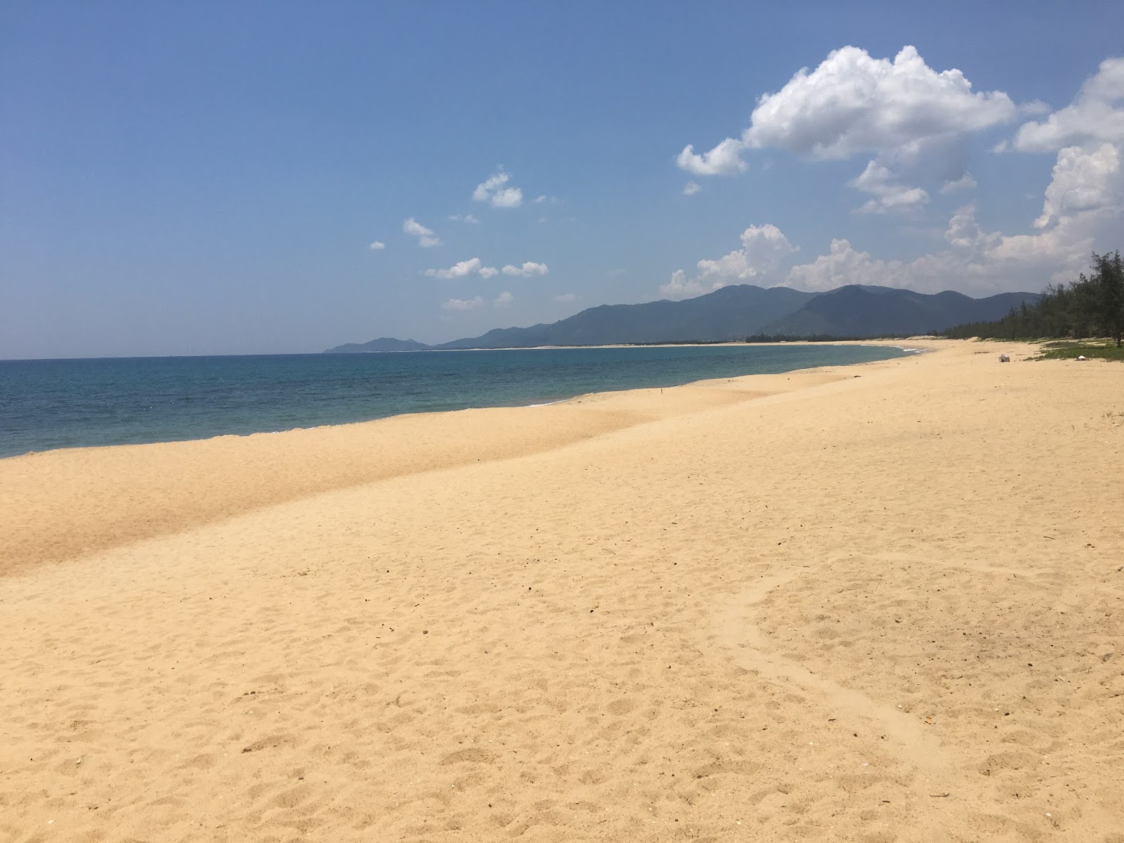 Fotografie cu De Gi Beach cu o suprafață de nisip strălucitor