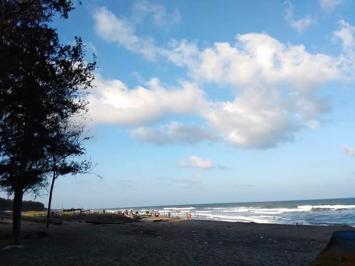 Foto von Koozhaiyar Beach mit lange, gerade küste