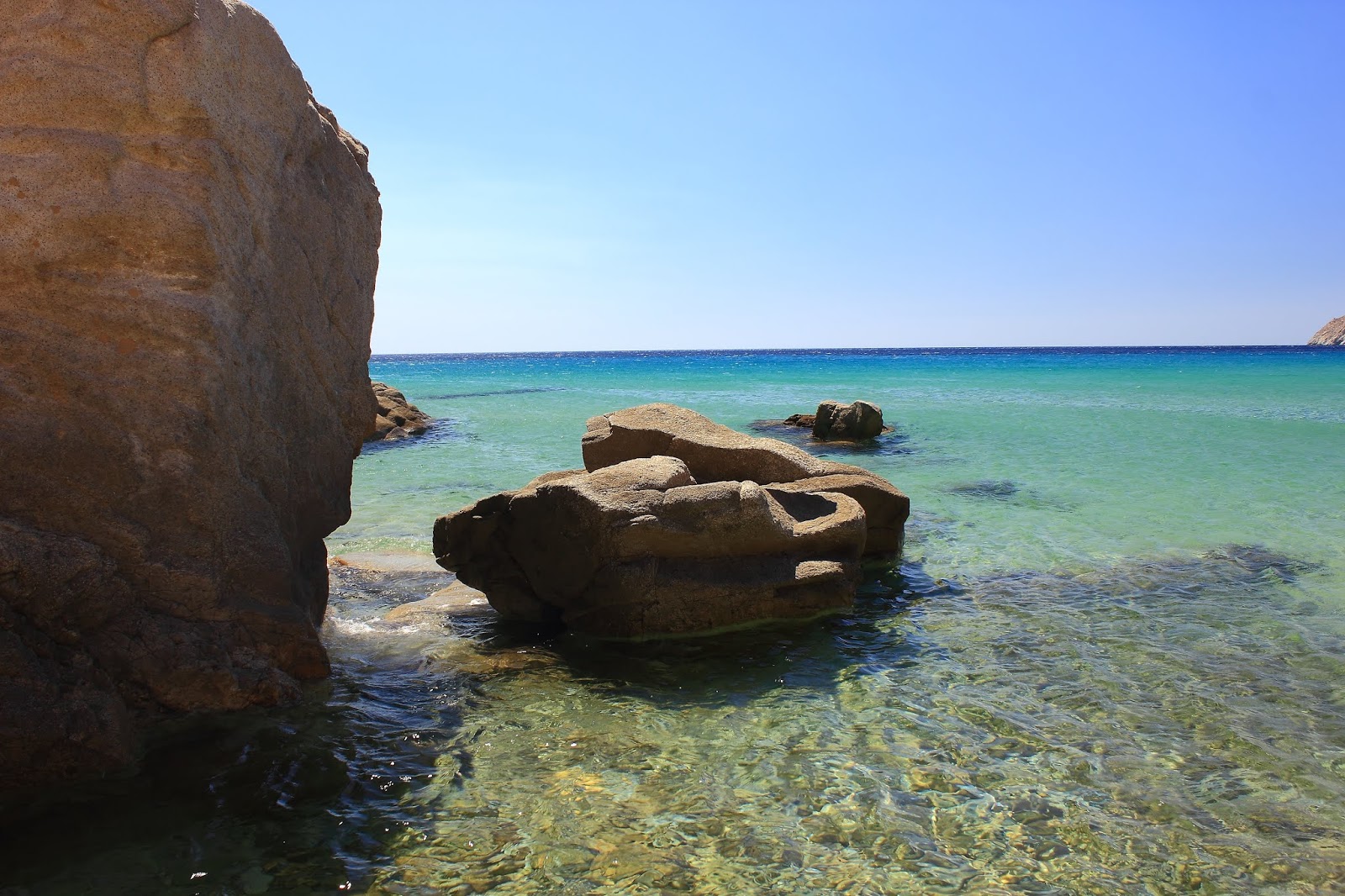 Foto av Kalo Ampeli II med kevyt hiekka ja kivi yta