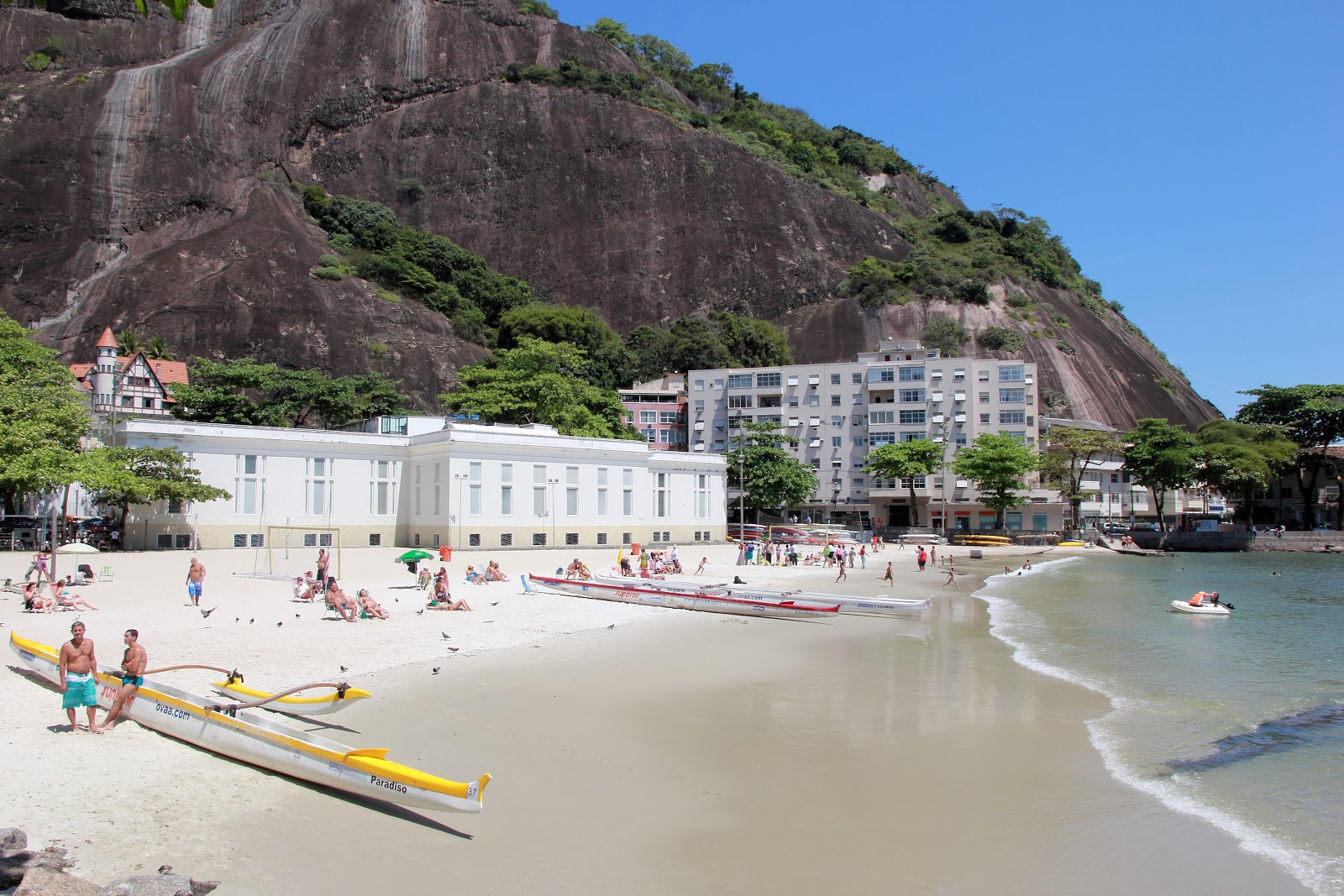 Φωτογραφία του Praia da Urca με φωτεινή λεπτή άμμο επιφάνεια