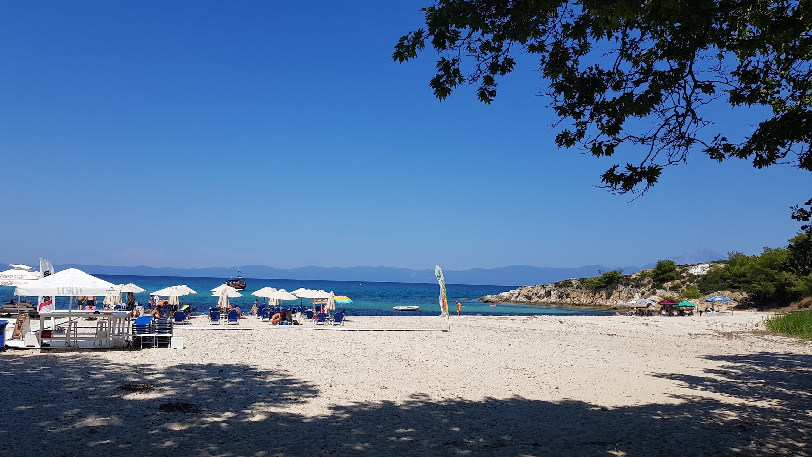 Foto de Platanitsi Beach y el asentamiento