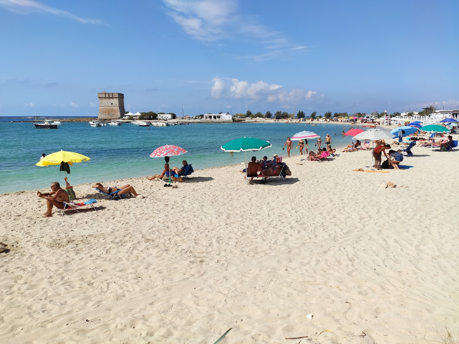 Foto de Spiaggia di Torre Chianca con calas medianas