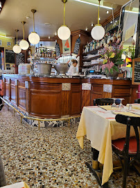 Atmosphère du Restaurant français Les Vapeurs à Trouville-sur-Mer - n°3