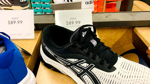 Shoe Store «DSW Designer Shoe Warehouse», reviews and photos, 113 Mill Plain Rd, Danbury, CT 06811, USA