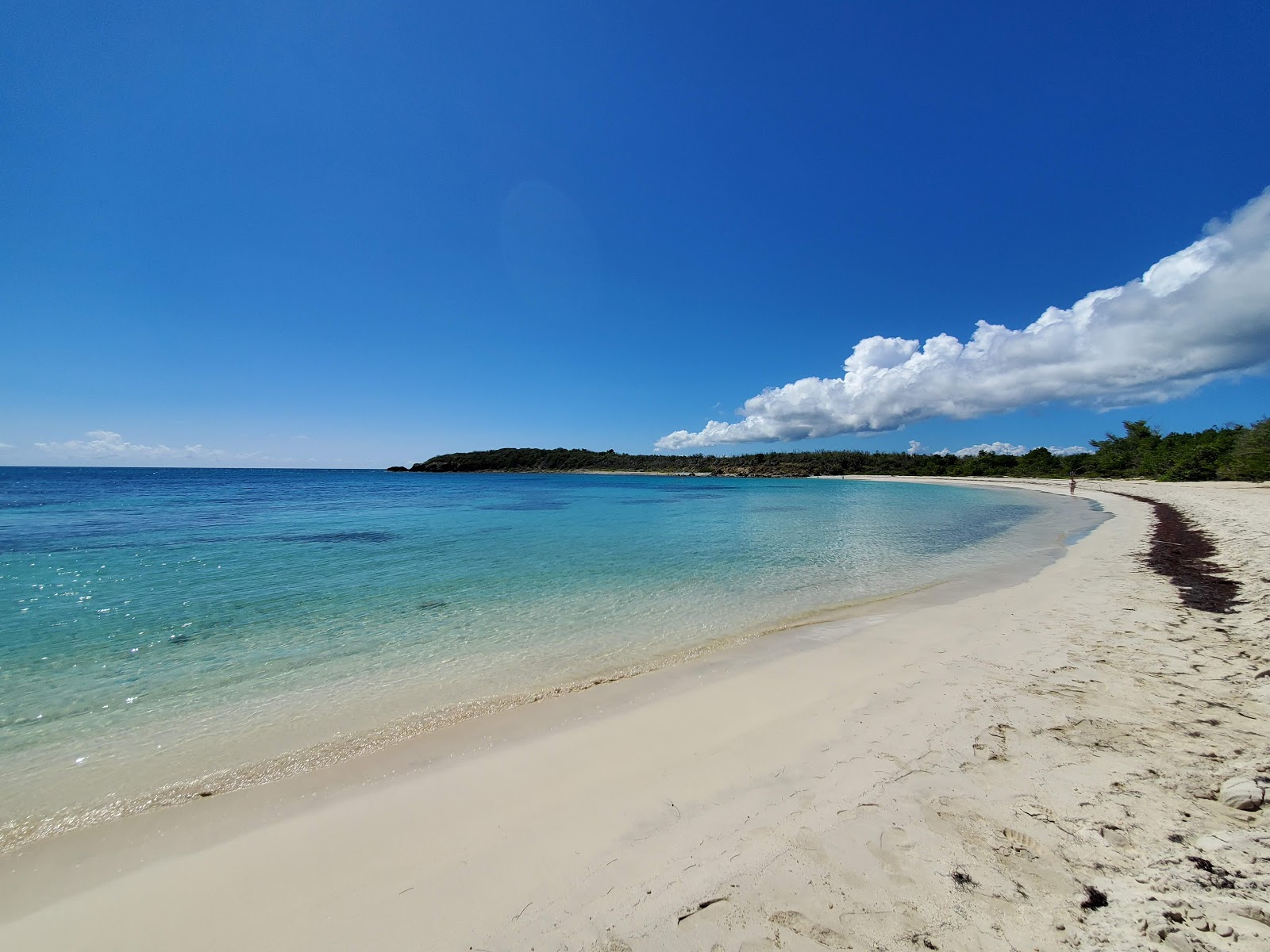 Φωτογραφία του Secret beach με άσπρη άμμος επιφάνεια