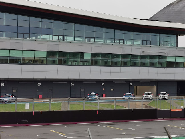 Circuito de Silverstone - Taller de reparación de automóviles