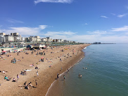 Foto di Brighton beach con costa lunga e dritta