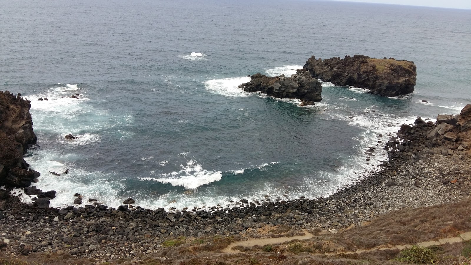 Photo de Playa de los Roques avec roches de surface