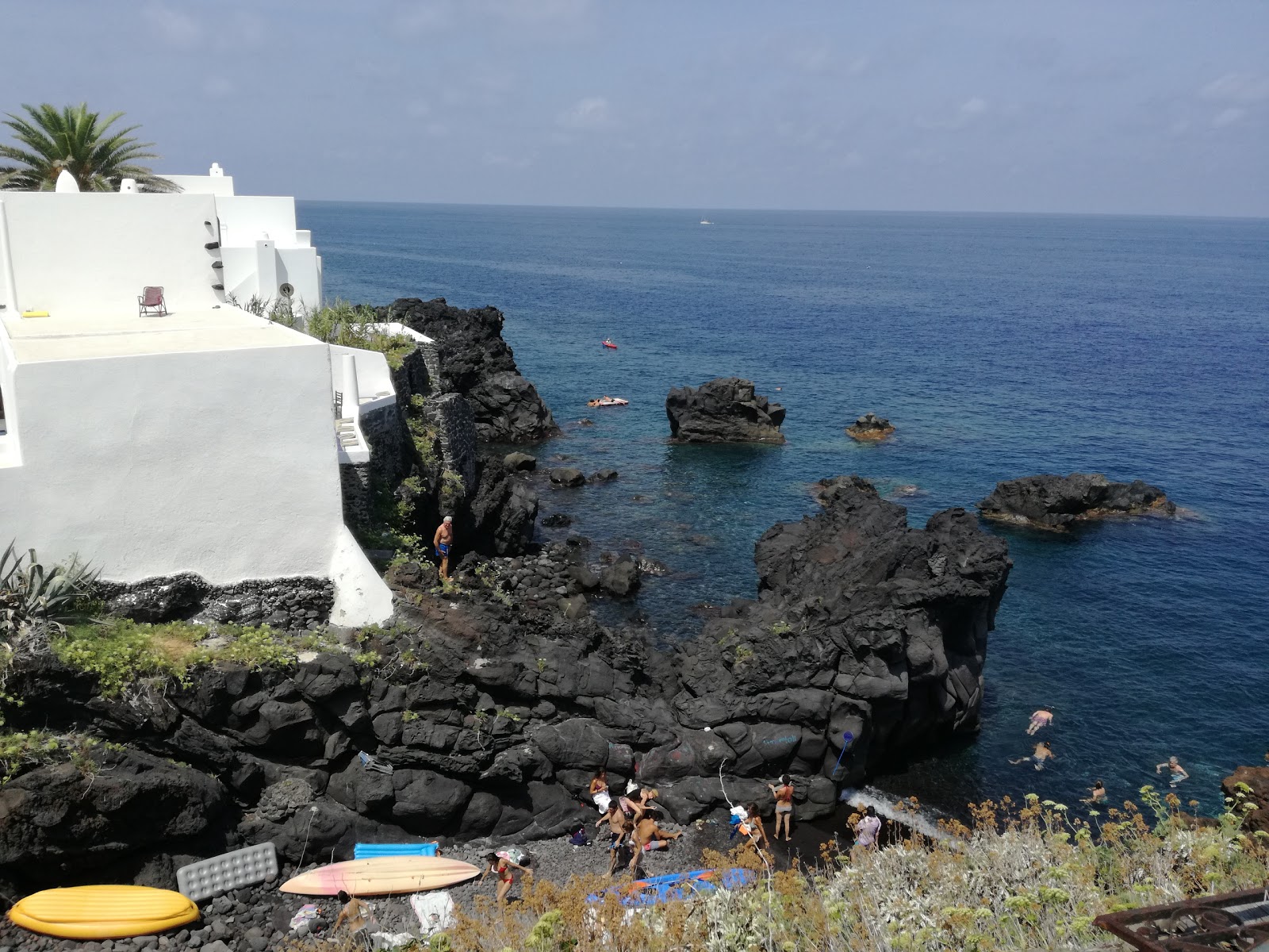 Foto di Scalo dei Balordi Beach con una superficie del ciottolo nero