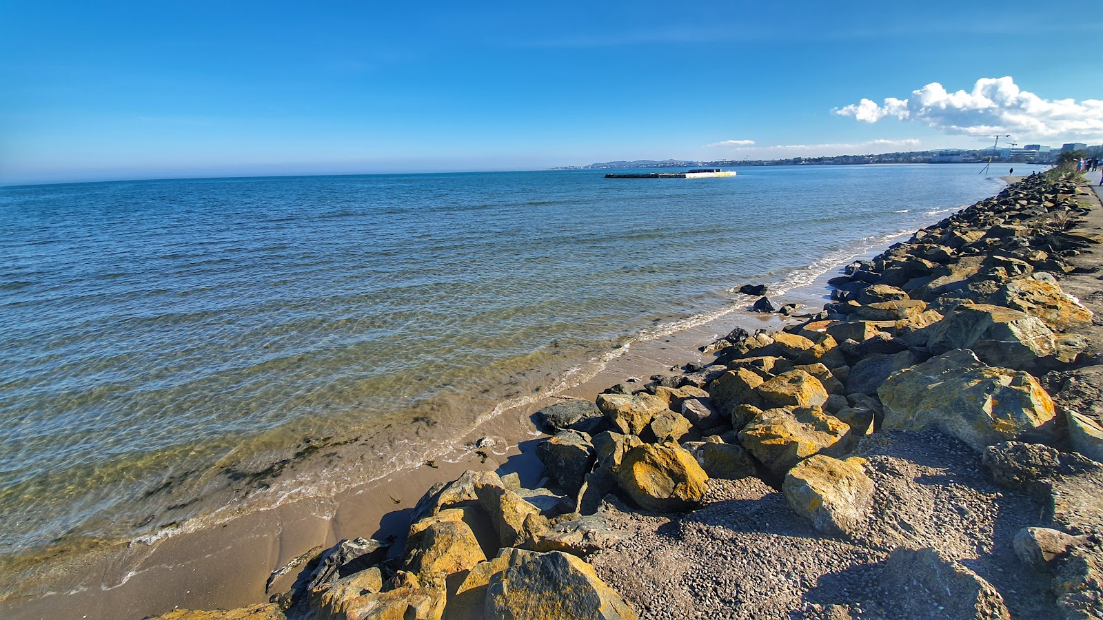 Fotografie cu Plaja Sandymouth - locul popular printre cunoscătorii de relaxare