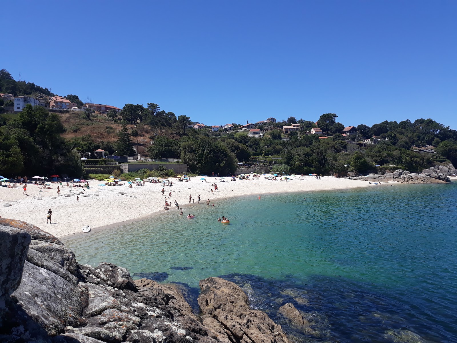 Foto di Praia de San Xian con una superficie del sabbia bianca fine