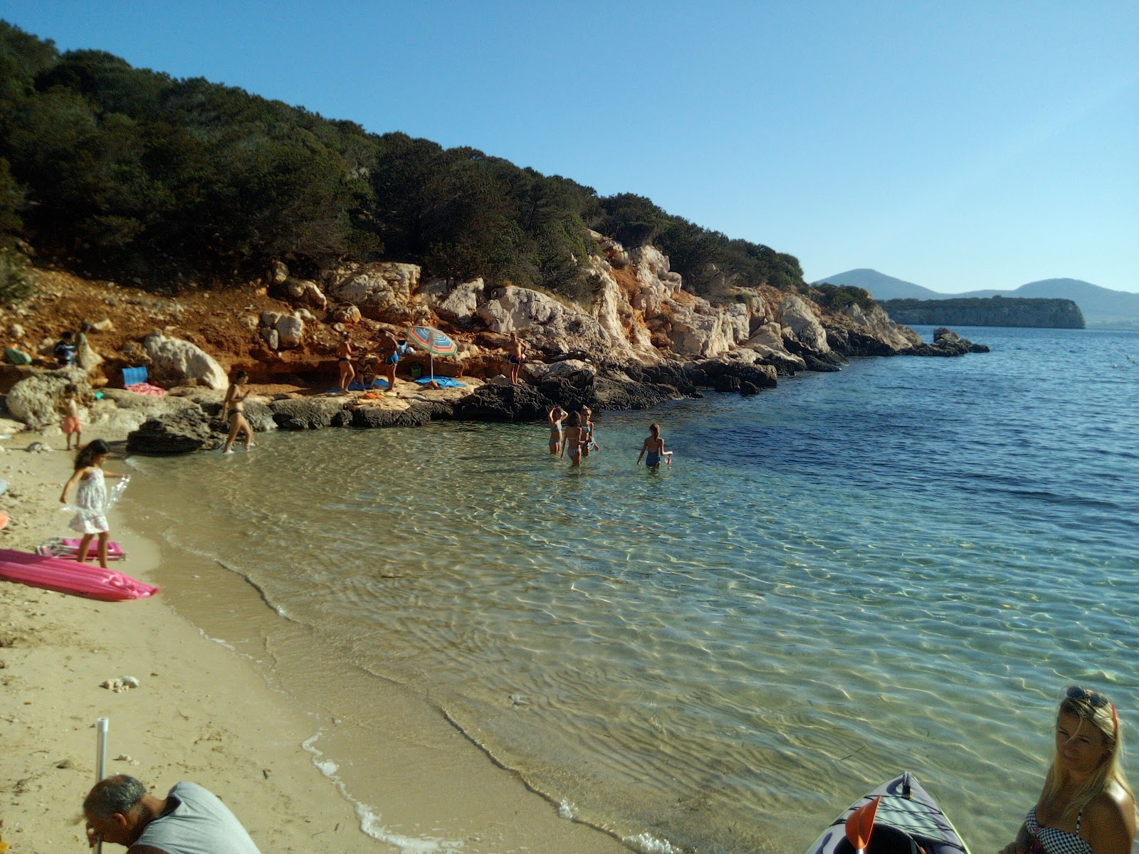 Foto di Cala Dragunara circondato da montagne
