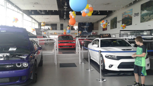 Car Dealer «Larry Roesch Chrysler Jeep Dodge RAM», reviews and photos, 200 W Grand Ave, Elmhurst, IL 60126, USA