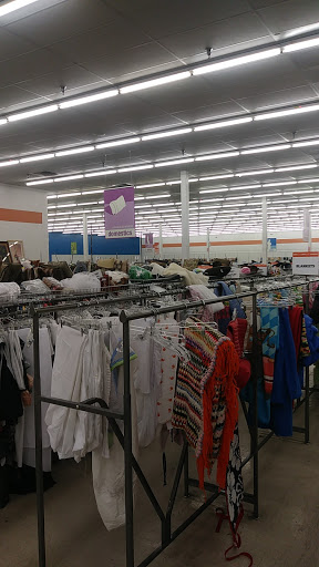 Thrift Store «75th & Thomas Goodwill Retail Store, Donation Center & Career Center», reviews and photos, 2929 N. 75th Ave, Phoenix, AZ 85033, USA