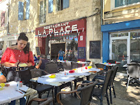 Atmosphère du Restaurant Café la Place à Beaucaire - n°1