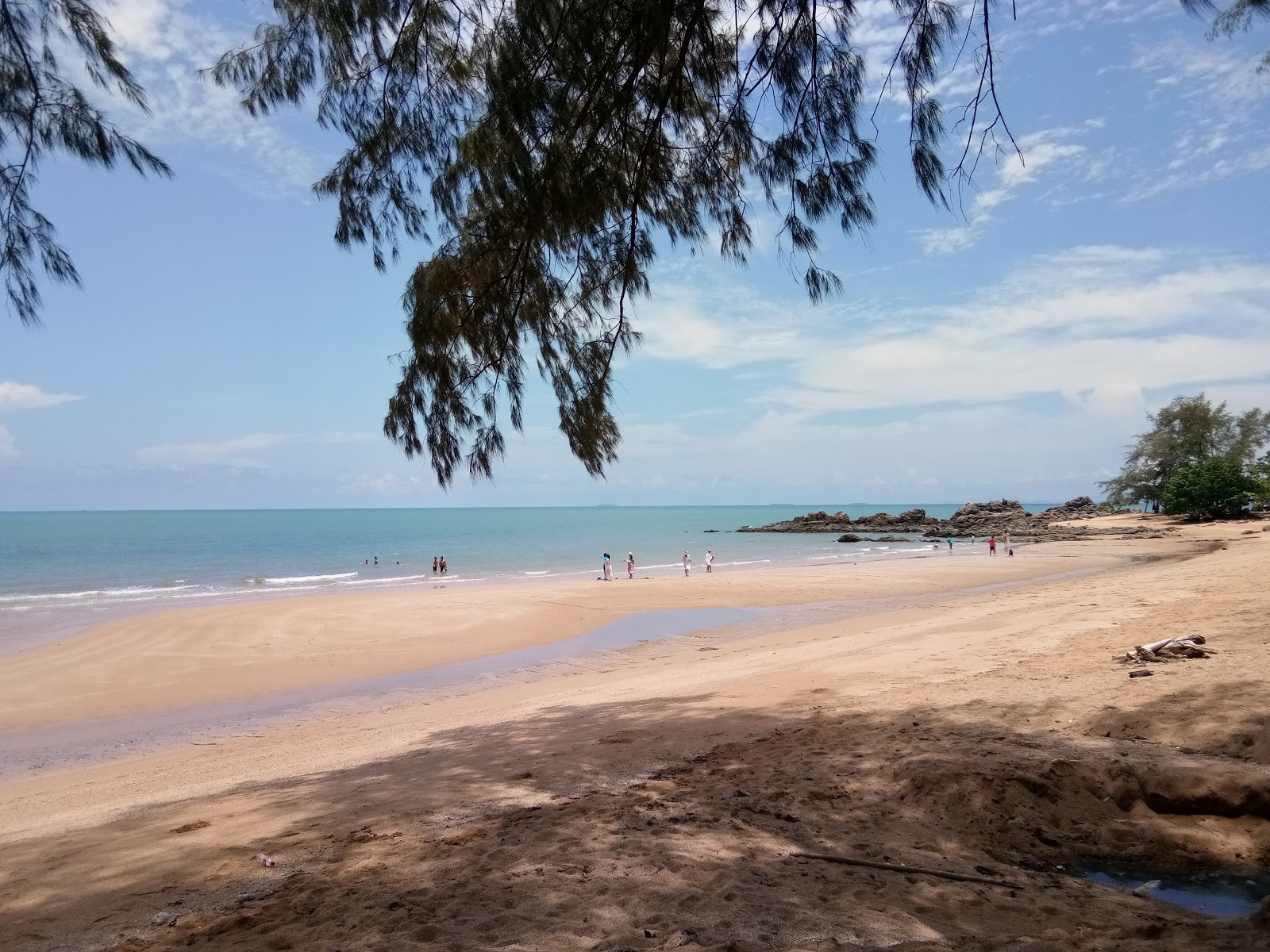 Foto di Kung Wiman Beach con una superficie del sabbia beige