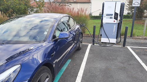 Borne de recharge de véhicules électriques SDE Dordogne Charging Station Saint-Astier