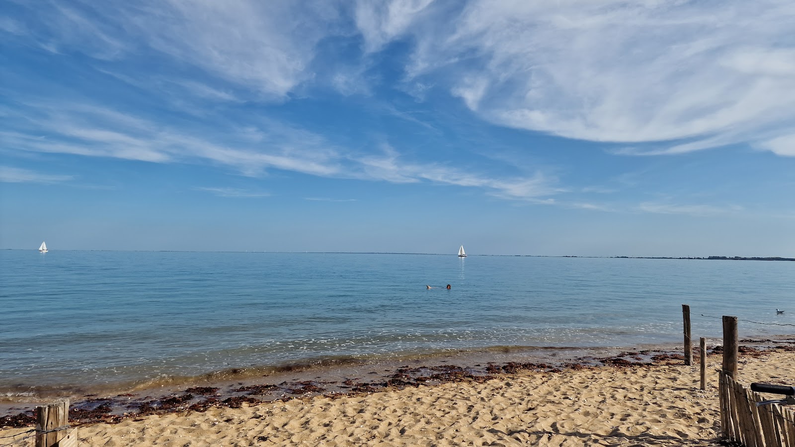 Foto von Plage des Sables d'Or und die siedlung