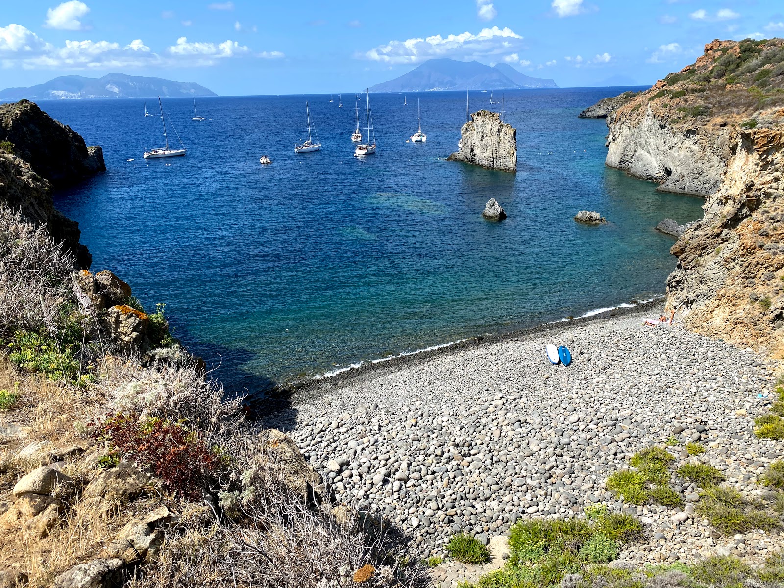 Fotografie cu Junco cove beach cu o suprafață de apa pură turcoaz