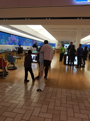 Computer Store «Microsoft Store - Tysons Corner Center», reviews and photos, 1961 Chain Bridge Rd, Tysons, VA 22102, USA