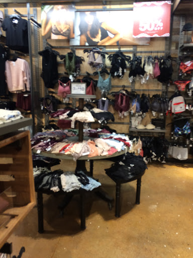 Clothing Store «Tillys», reviews and photos, 343 N Alafaya Trail, Orlando, FL 32828, USA