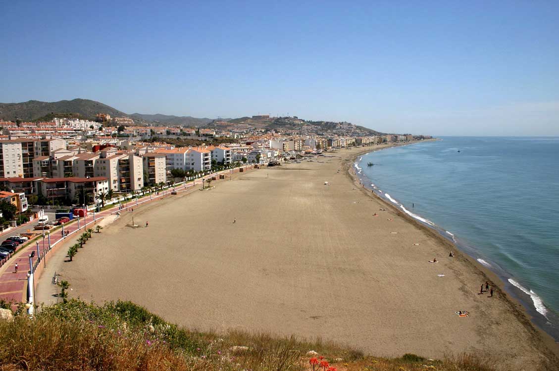 Foto de Playa del Rincon de la Victoria com areia cinza superfície