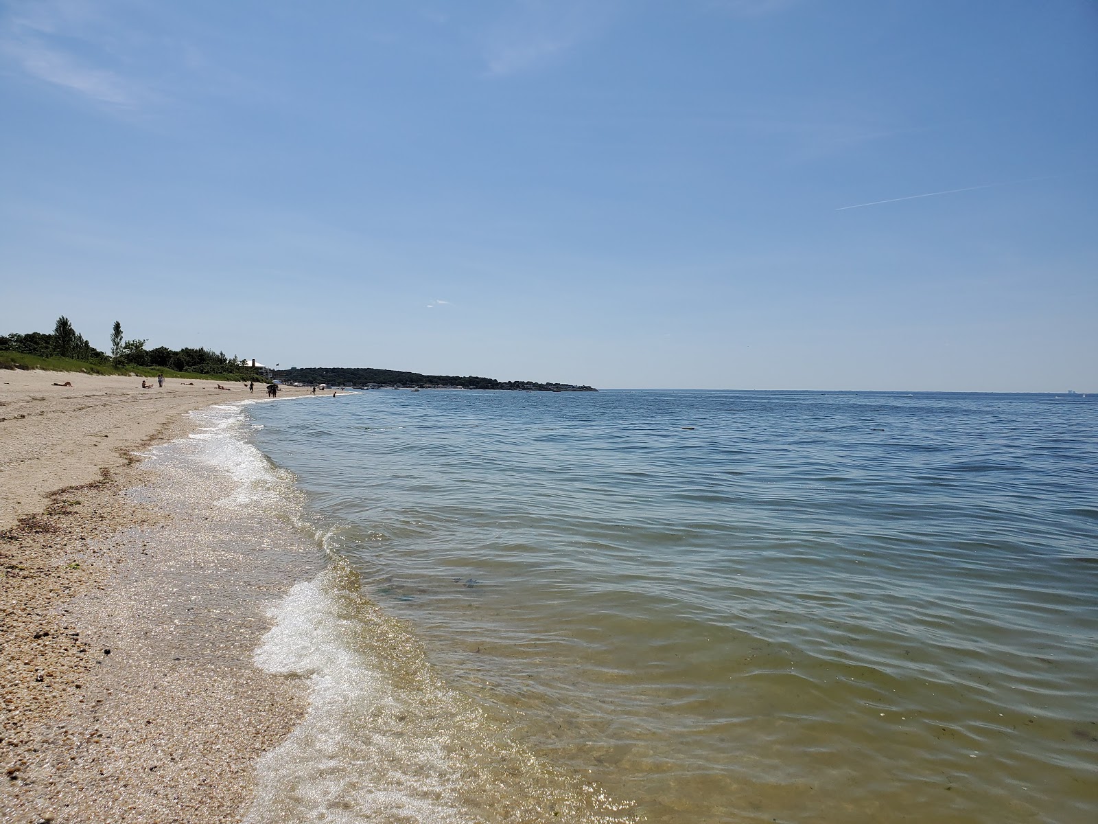 Valokuva Centre Island Beachista. pinnalla sininen puhdas vesi:n kanssa