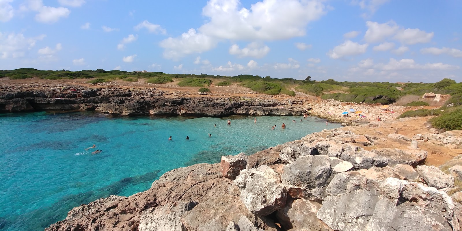 Foto av Cala Rafalino med kort rak strand