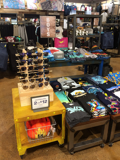 Clothing Store «Tillys», reviews and photos, 343 N Alafaya Trail, Orlando, FL 32828, USA