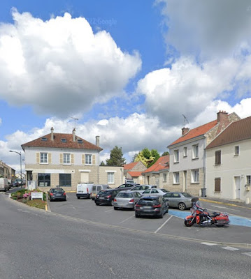 Parking (11 places + 1 place PMR) à Bourg-et-Comin