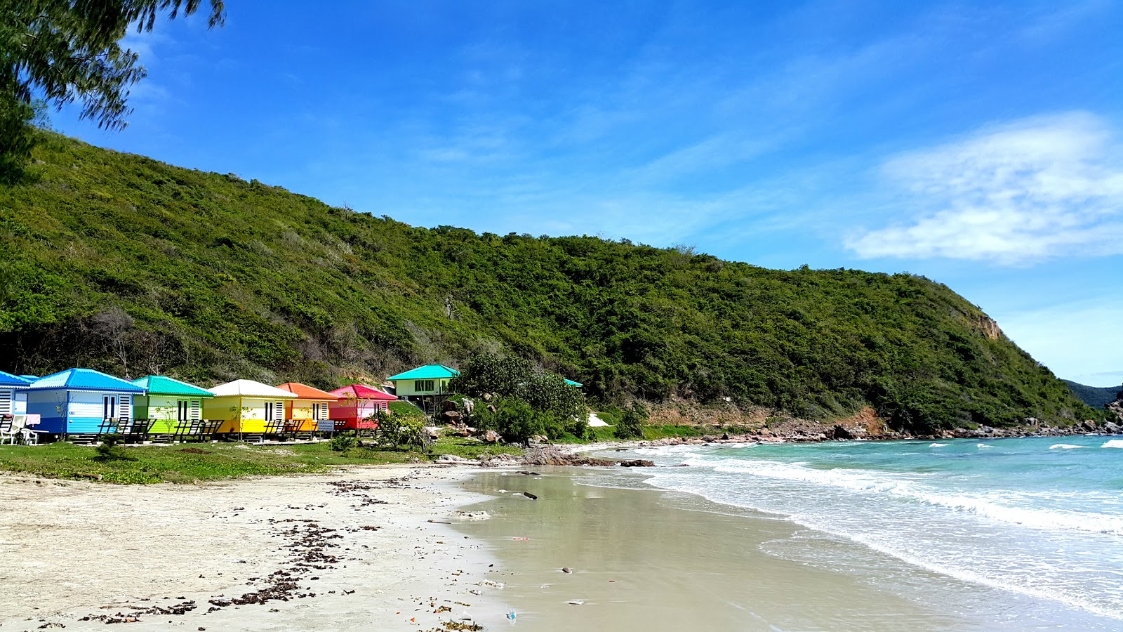 Nam Sai Beach'in fotoğrafı uçurumlarla desteklenmiş