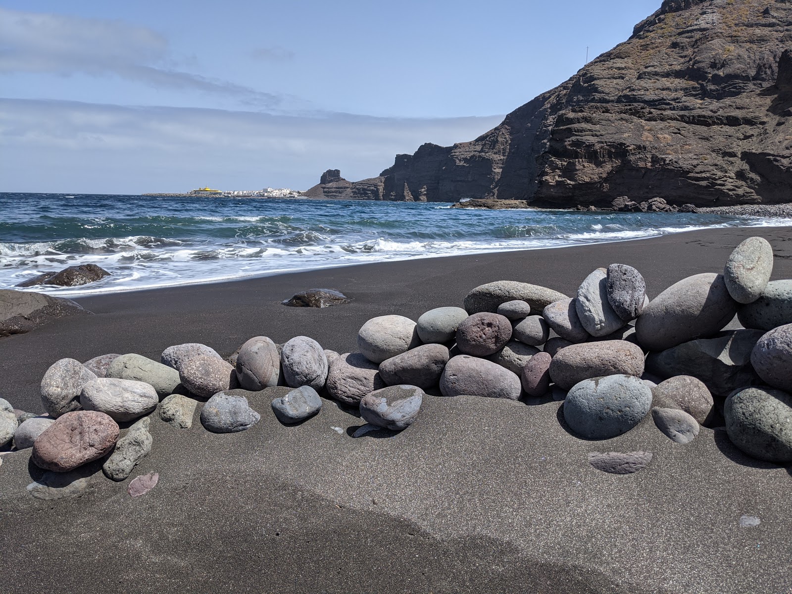 Foto di Guayedra Beach circondato da montagne