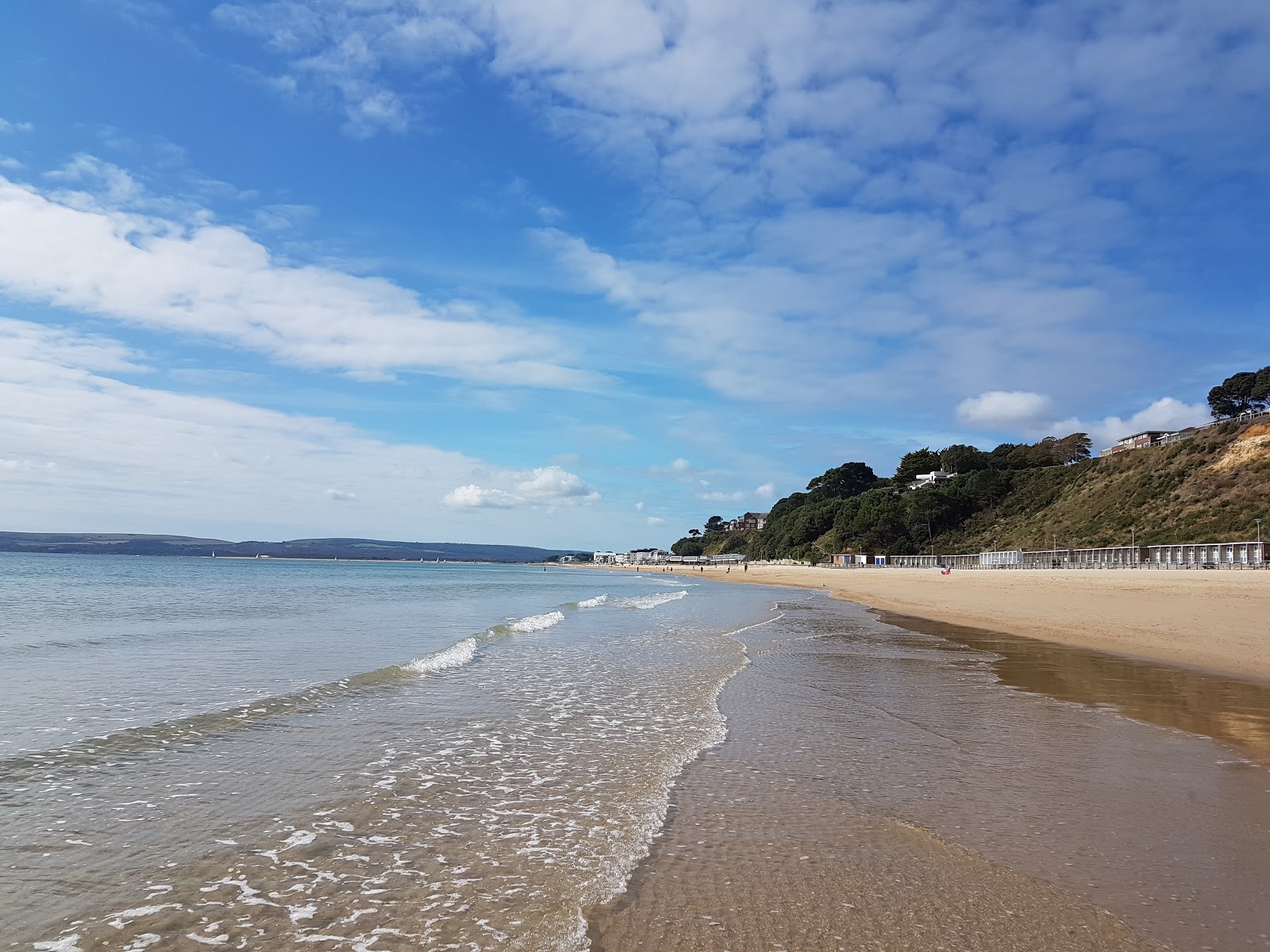 Foto van Canford Cliffs Beach met beige zand oppervlakte