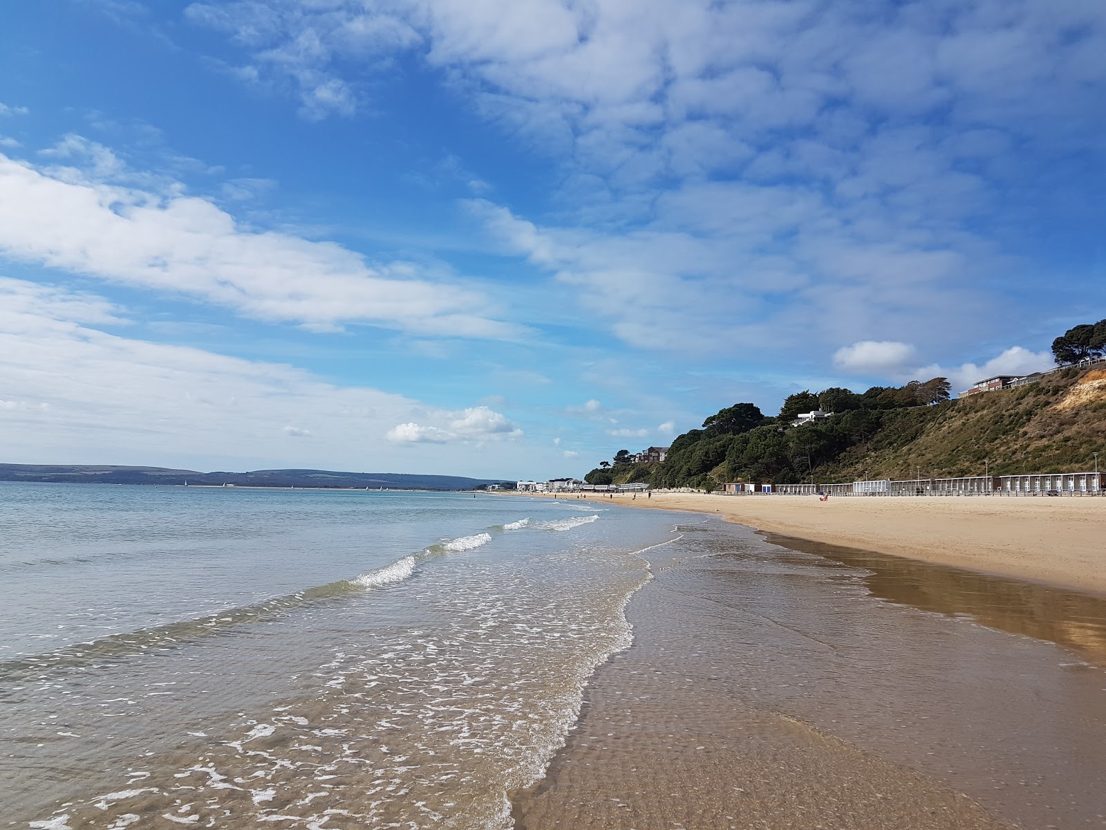 Photo de Canford Cliffs Beach avec sable lumineux de surface