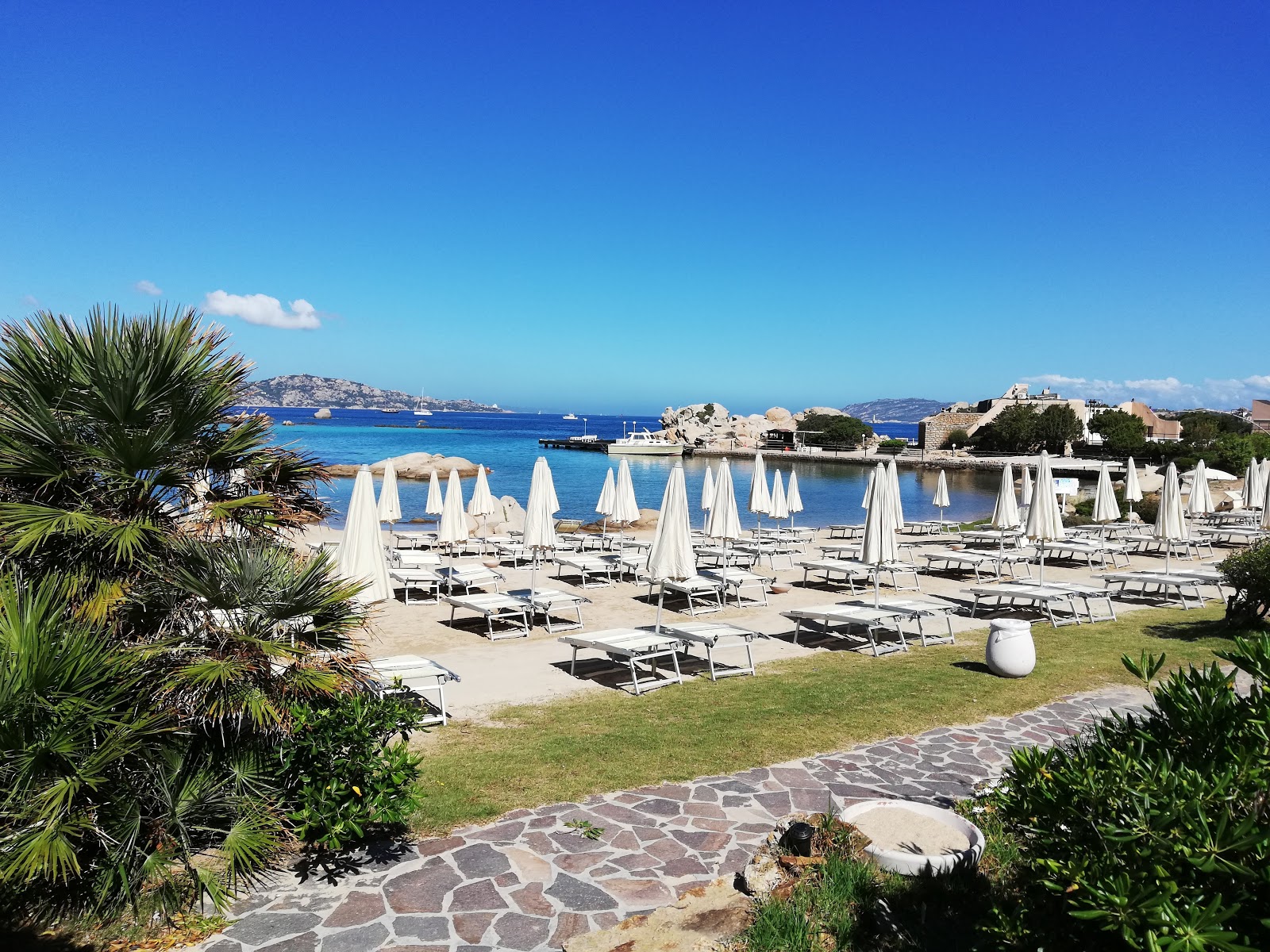 Foto von Cala Rocciosa III und die siedlung