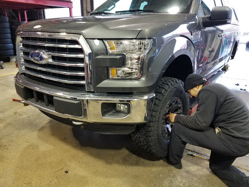 Tire Shop «Discount Tire Store - Orland Park, IL», reviews and photos, 9470 W 159th St, Orland Park, IL 60467, USA