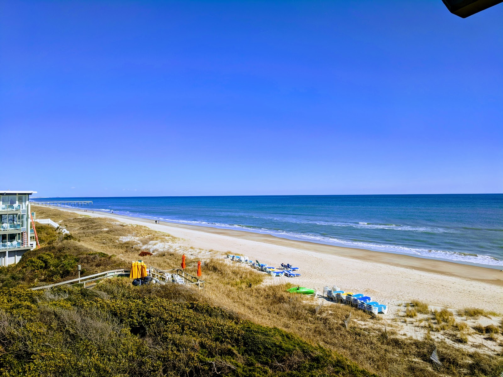 Fotografija Pine Knoll Shores beach z svetel pesek površino