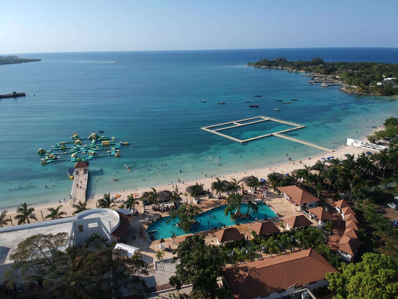 Foto de Praia dos Membros com areia fina e brilhante superfície